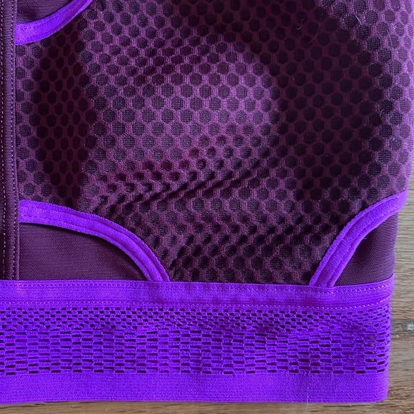 NWOT NIKE MESH SPORTS BRA SIZE S - Picture 2 of 5